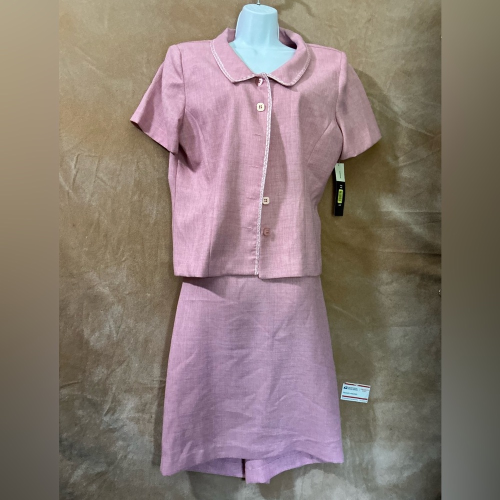 LESLIE FAY. Pink Two-Piece‎ Skirt Suit